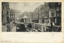 1529 Gezicht op de Vismarkt te Utrecht vanaf de Maartensbrug met op de achtergrond de zijgevel van het stadhuis.